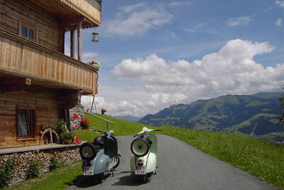 Bauernhof Ruetzen im Brixental zwei Motorroller