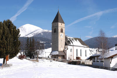 Kirche in Meransen mit Gitschberg im Hintergrund