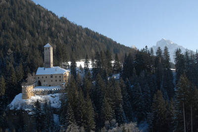 Winterbild von Schloss Welsperg (12. Jhdt.)
